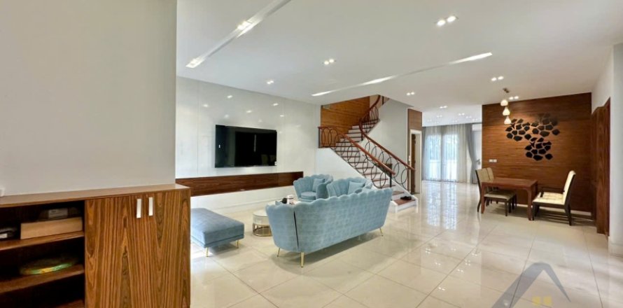 Вилла с 4 спальнями в Лонгбьен, Ханой ,  № 26347